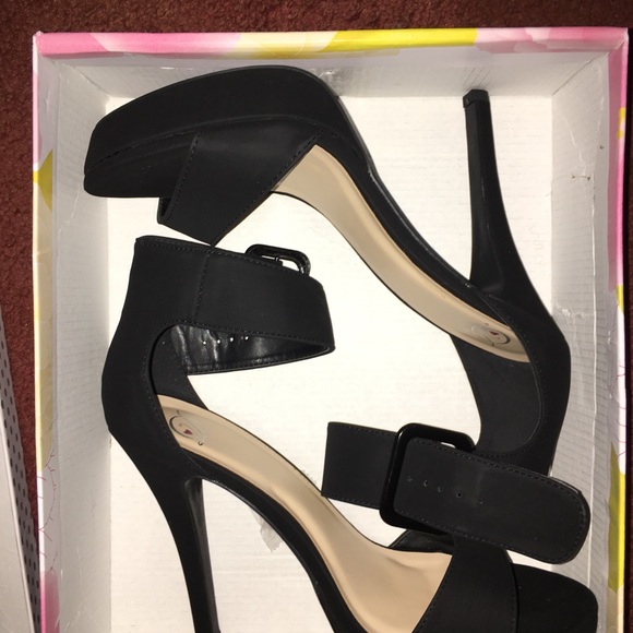 Shoes - Little black pumps